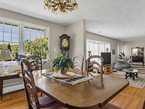 3rd image of 6 Carriage Hill Dr