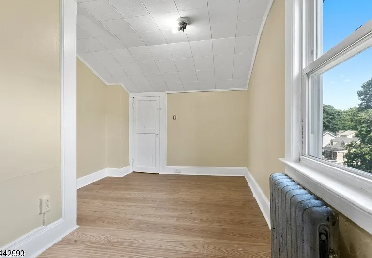 196 Broughton Ave — Photo 18