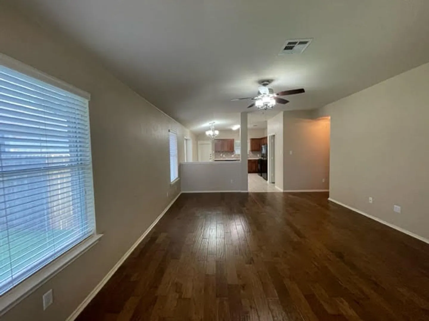 Nice One Story Home With Open Floorplan In Round Rock — Photo 4