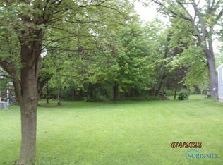 2107 Maginnis Rd, Oregon, OH 43616