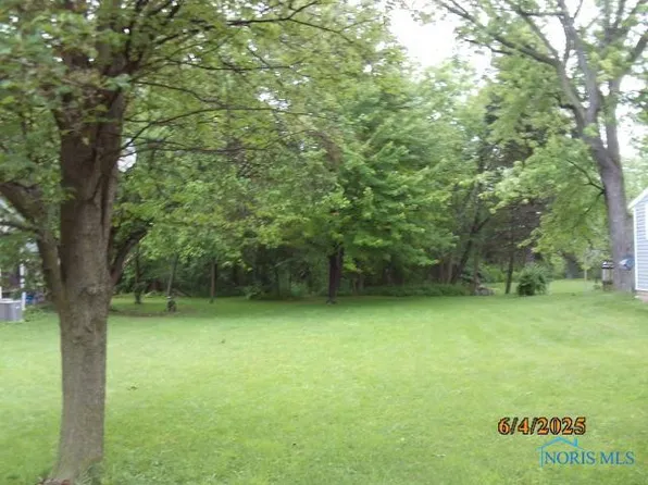 2107 Maginnis Rd, Oregon, OH 43616