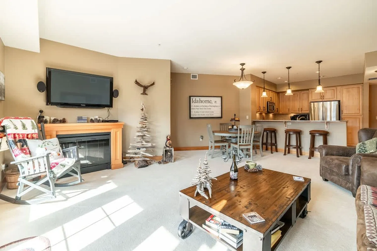 2 bed, 2.0 bath, 1054 sqft, $7,215 — Photo 2