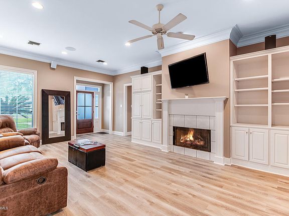 2nd image of 410 Crest Cir