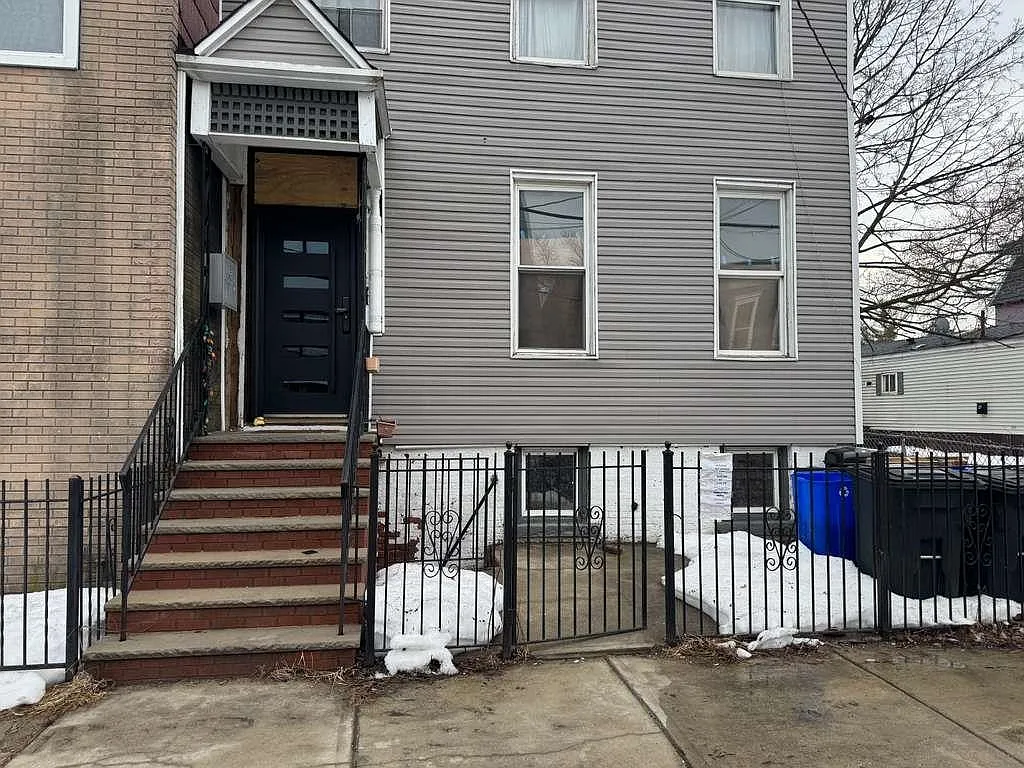 Building Photo - 192 Halladay St #1