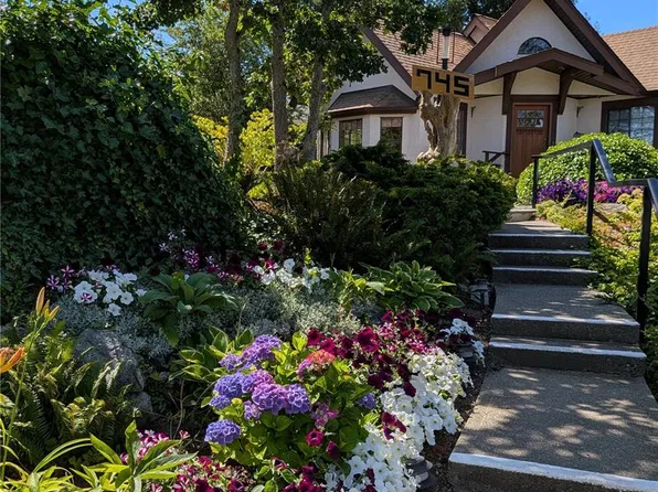 745 Middleton St, Saanich, BC V9A 2E1