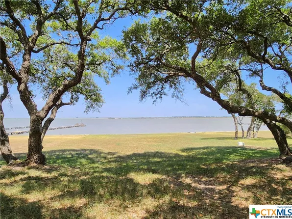 2394 W Bayshore Dr, Palacios, TX 77465