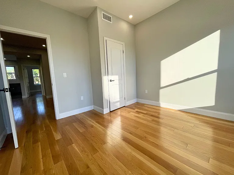 255 Amboy St — Photo 7