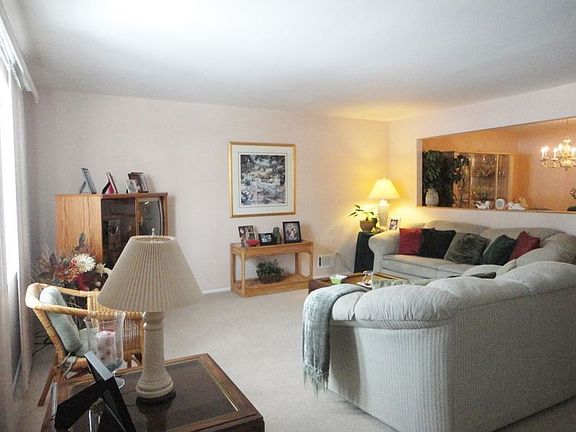 2nd image of 12 Tudor Pl #B12