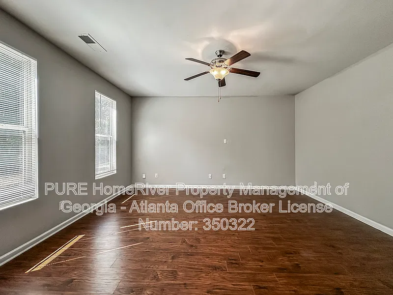 4 bed, 2.5 bath, 1940 sqft, $2,025 — Photo 2