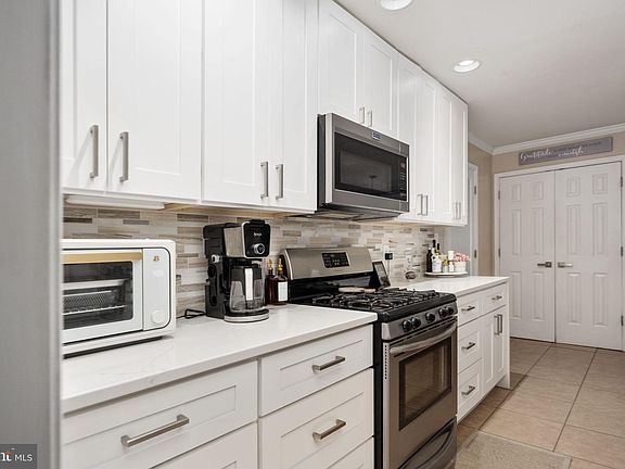 5th image of 17 Cloverleaf Ct