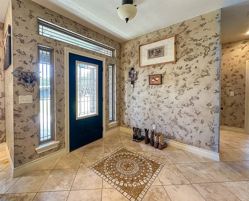 3 bed, 2.0 bath, 1817 sqft, $2,700 — Photo 4
