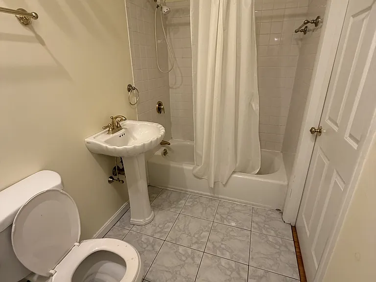 215 Lexington St #3 — Photo 6