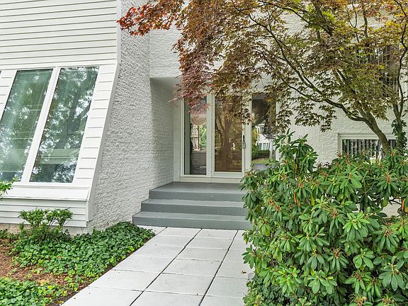 3rd image of 3816 Columbia Dr