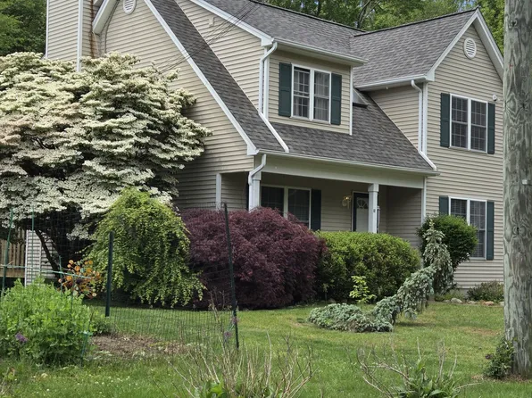 11 Cottage Lane, East Lyme, CT 06357