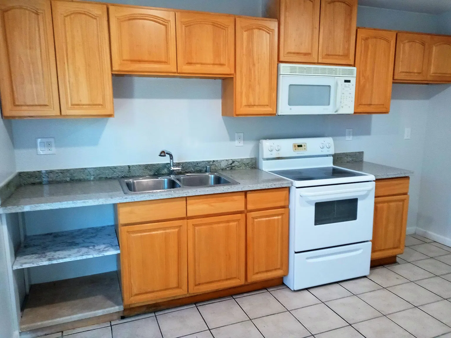 3044 Amherst Dr — Photo 2