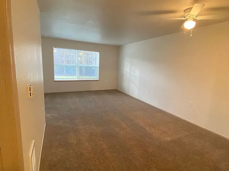 Sunrise Pointe Apartments — Photo 52