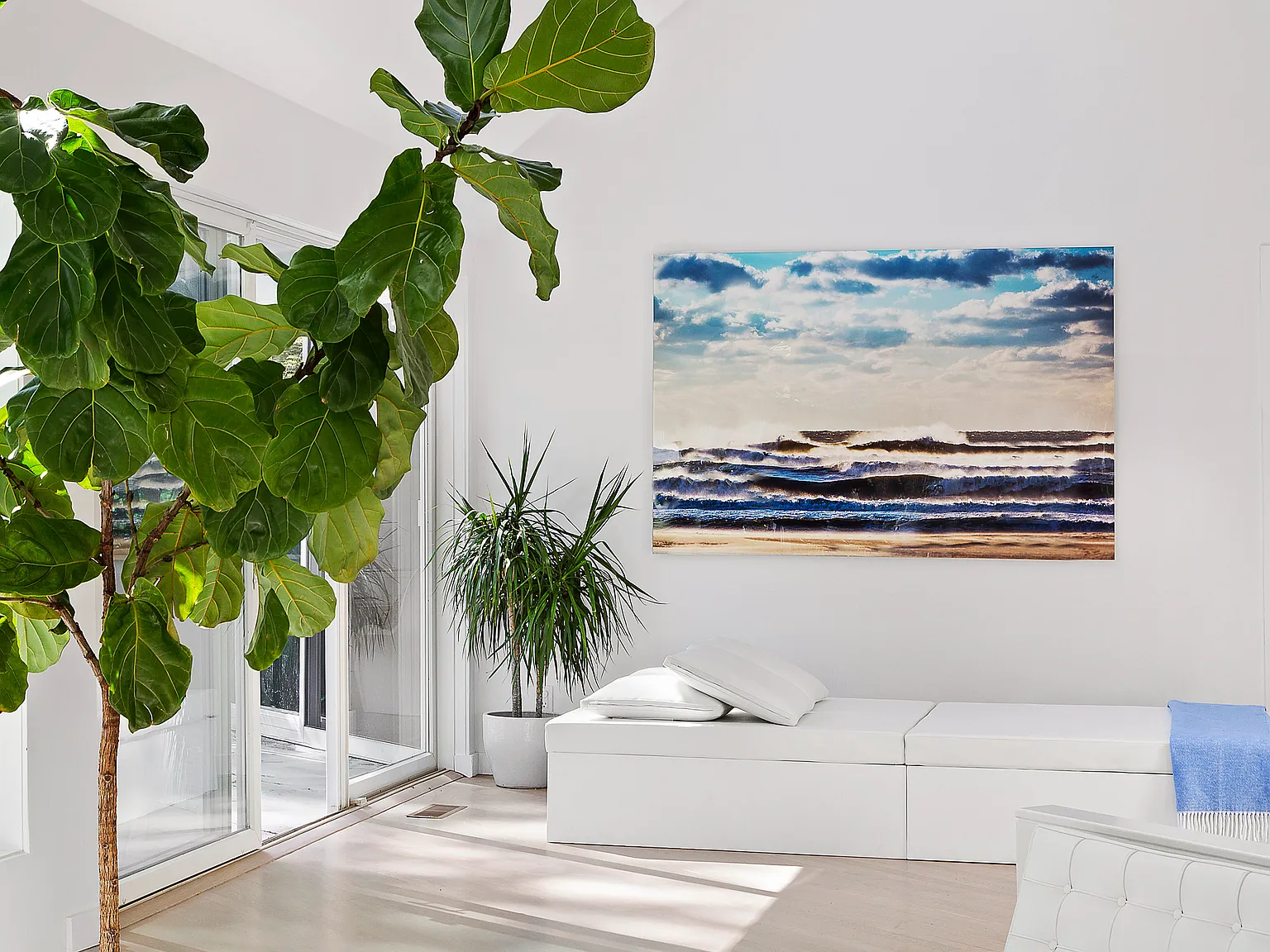 Stylish and Private Contemporary with Tennis — Photo 4