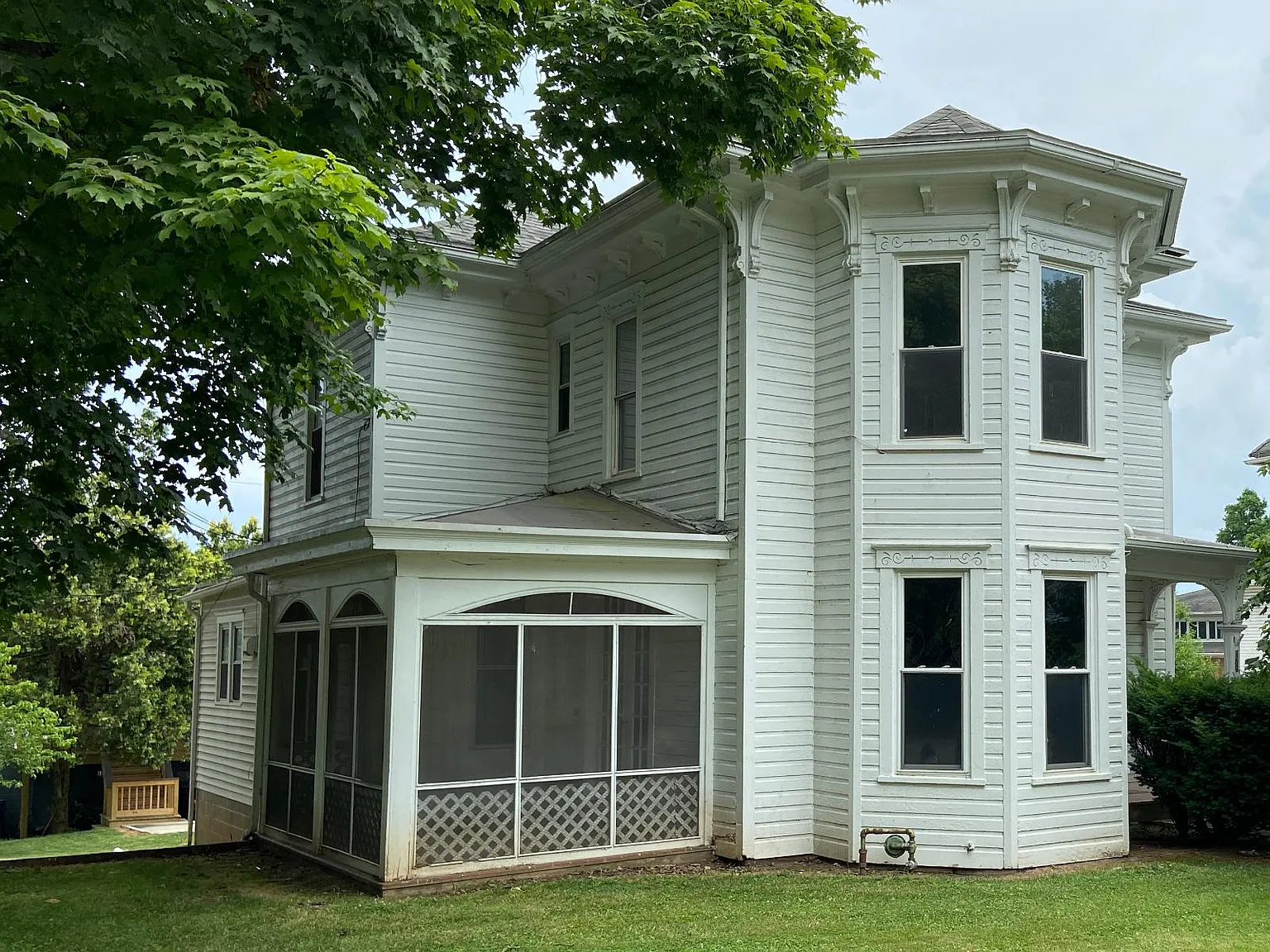 4 bed, 2500 sqft, $2,040 — Photo 2