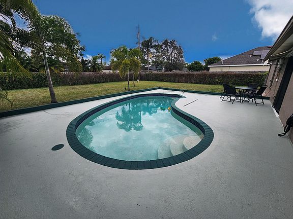 2nd image of 1067 SW Paar Drive