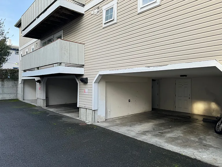 1607 H St #201 — Photo 13