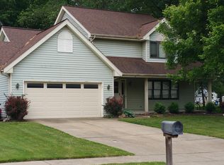 25191 Tara Lynn Dr, North Olmsted, OH 44070