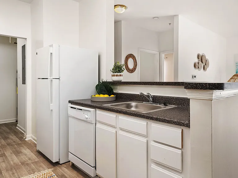 Marley Manor Luxury Apartment Homes — Photo 8