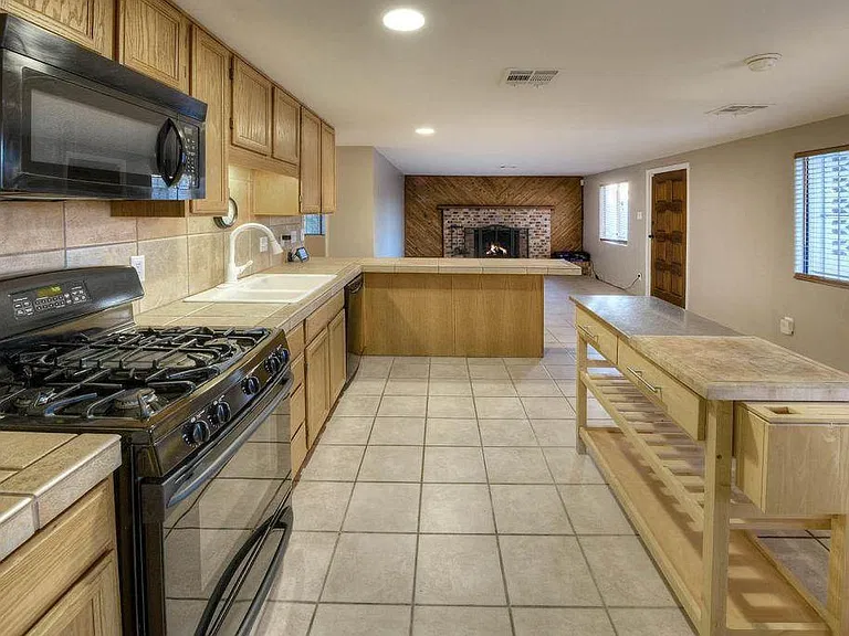 534 E Lee St — Photo 3