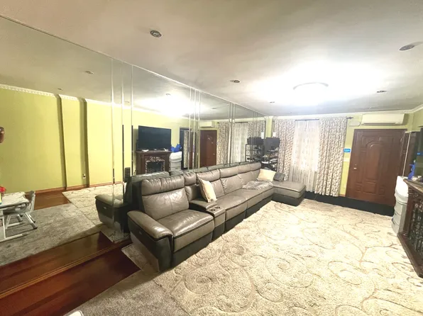 2963 Voorhies Avenue image 6 of 53