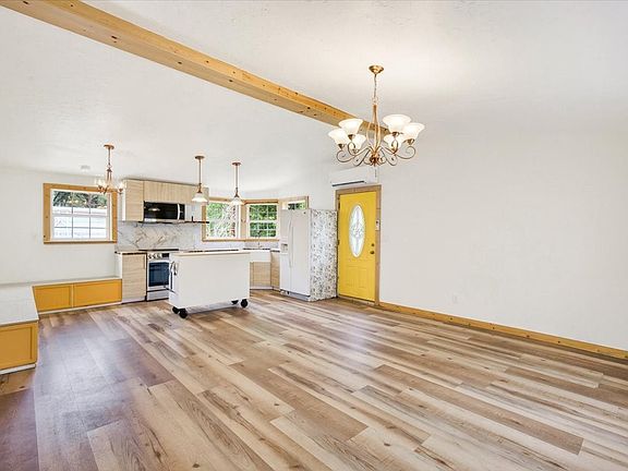 5th image of 250 Golden Oaks Dr