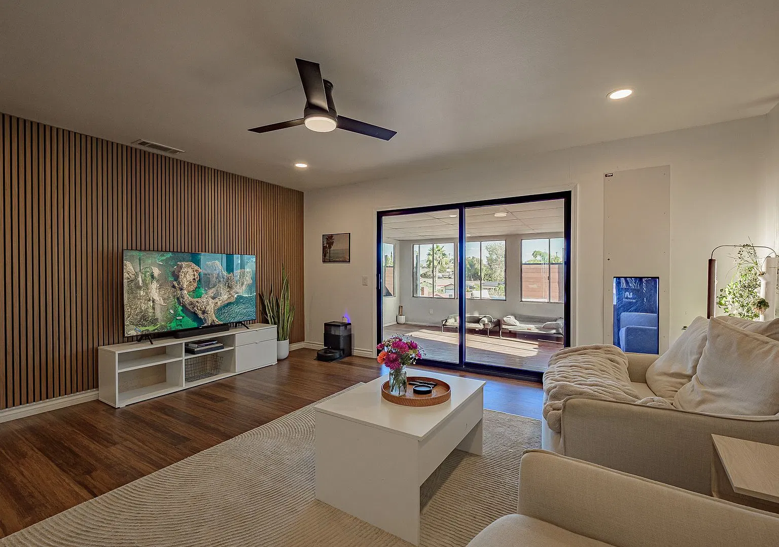 Newly Remodeled 4 bedroom with California room — Photo 4