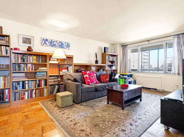 70-25 Yellowstone Boulevard image 8 of 21