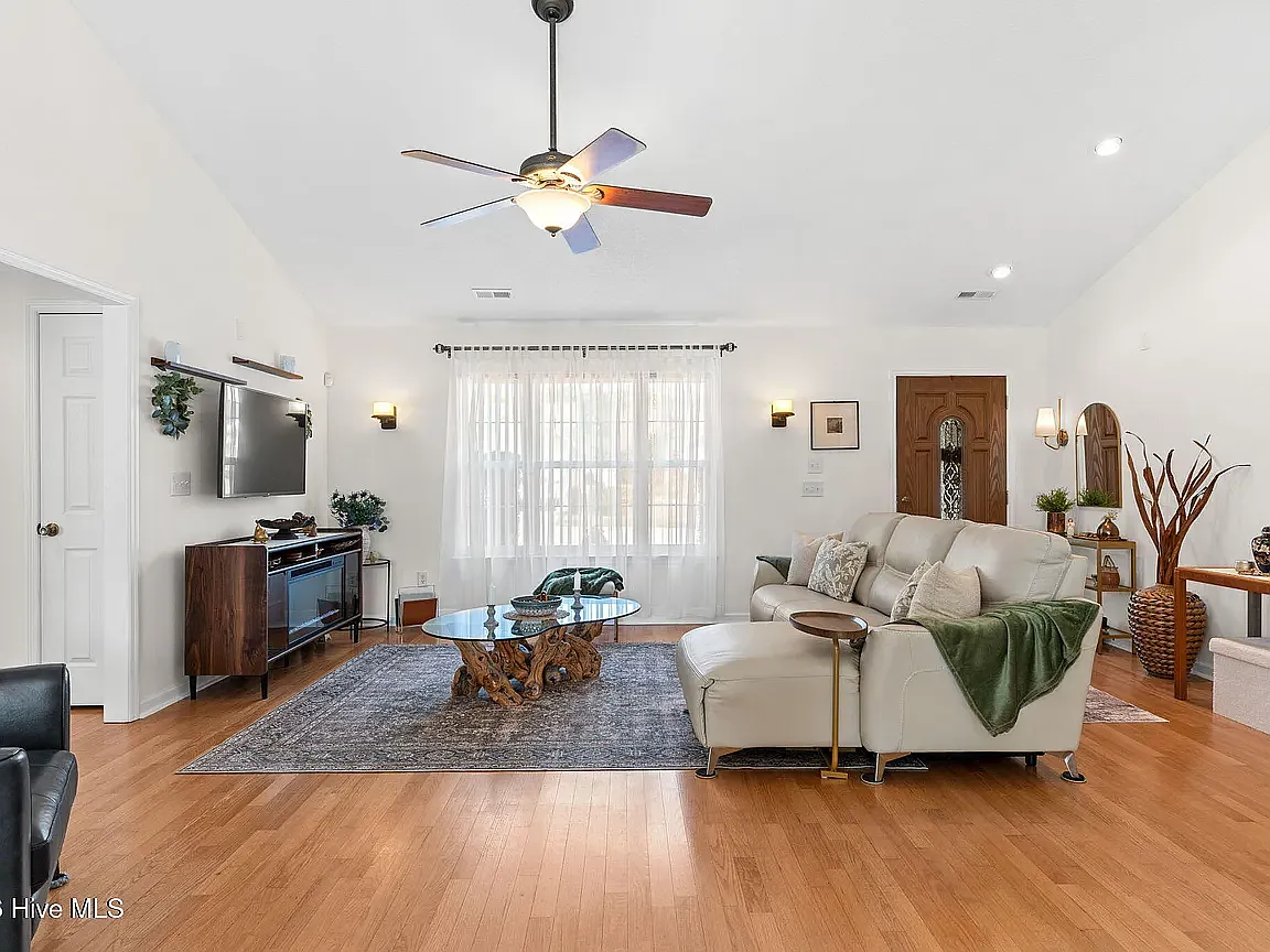 3 bed, 1675 sqft, $2,700 — Photo 4