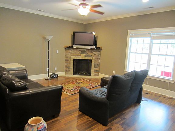 Living Room. Size: 14'x19'