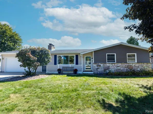 3330 Shane Dr, Bay City, MI 48706