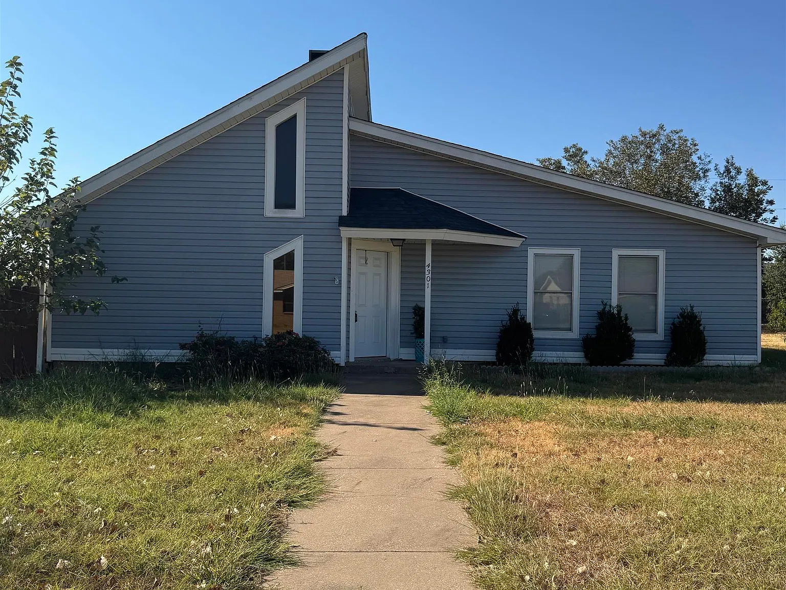 3 bed, 2.0 bath, 1391 sqft, $2,200 — Photo 1