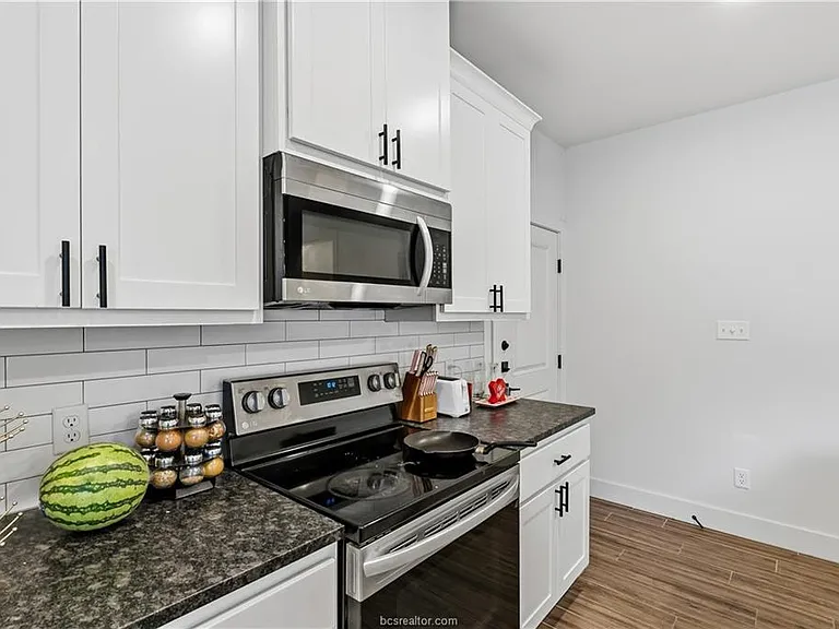 606 Banks St — Photo 10