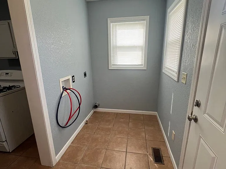 203 S Livergood St — Photo 7
