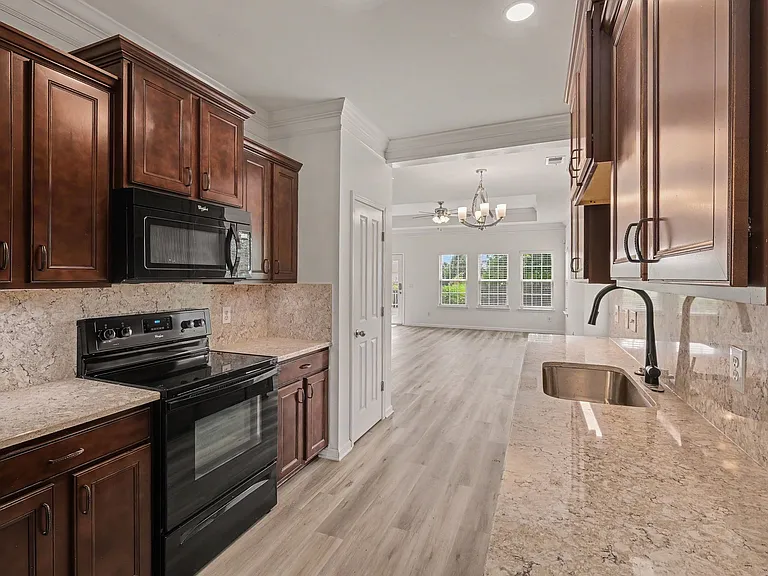 1046 Hemlock Dr — Photo 10
