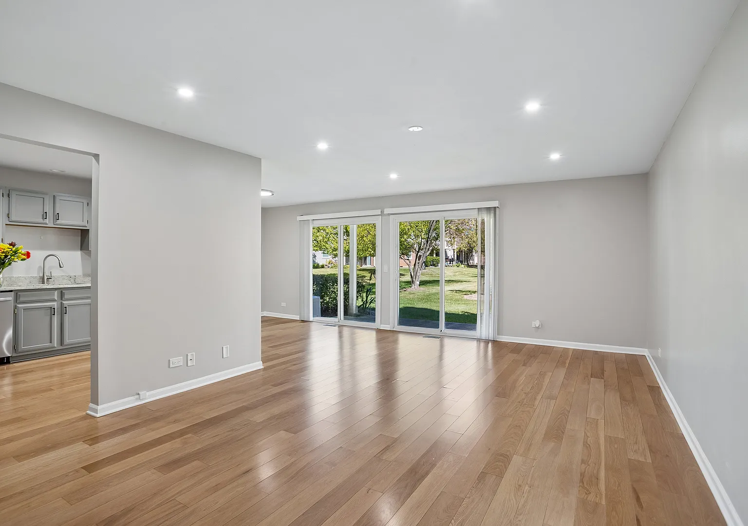 2 bed, 1200 sqft, $2,400 — Photo 2