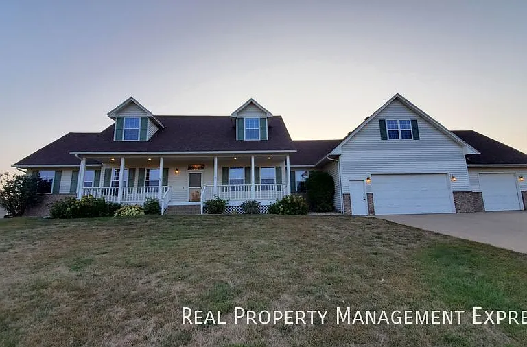 305 E Pine Lake Dr — Photo 1