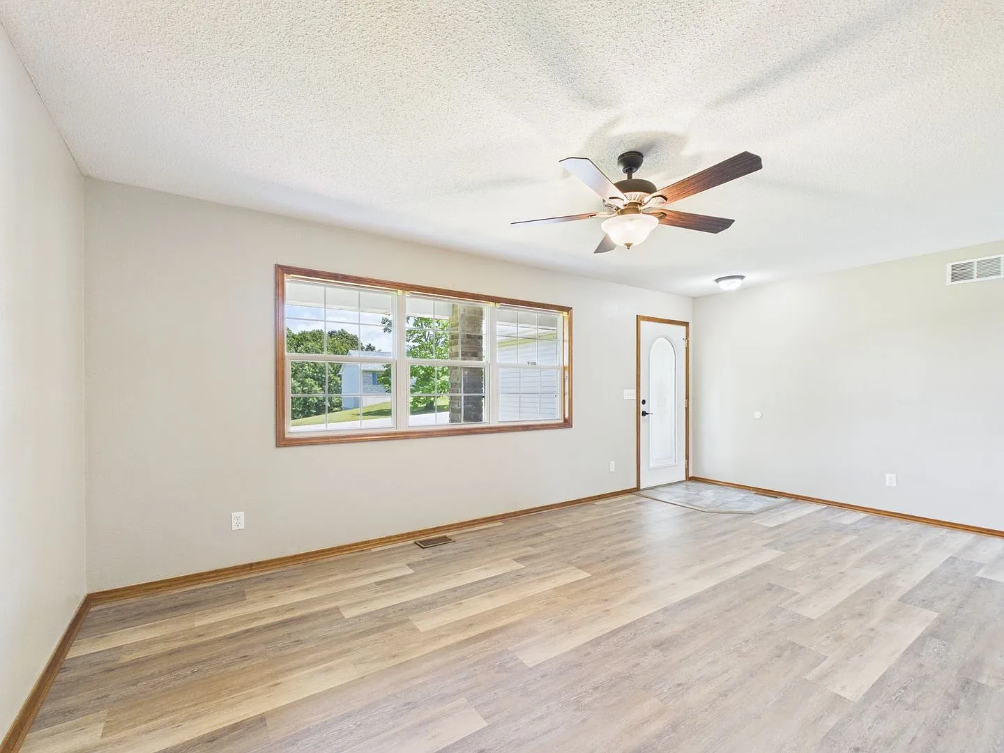 Short Term Lease Only - 4 Bed 2.5 Bath W/ Fenced Yard — Photo 4