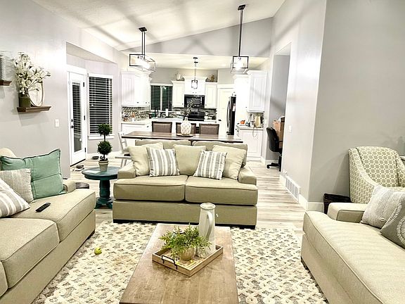 3rd image of 2156 W Ridgeline Rd