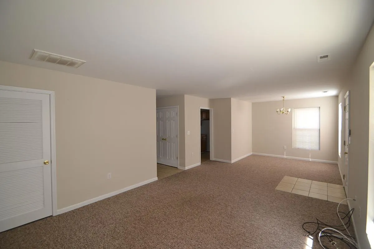 2 bed, 1000 sqft, $1,295 — Photo 2