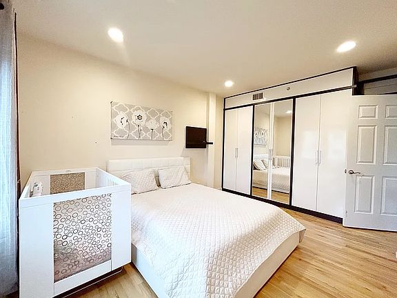 4th image of 3165 Emmons Ave #G