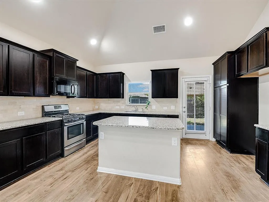 4 bed, 3.0 bath, 2749 sqft, $2,600 — Photo 3