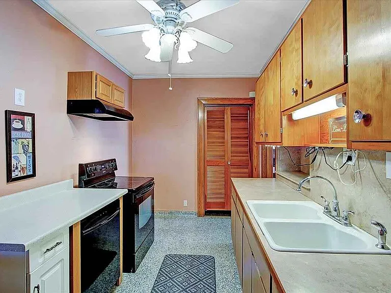 137 E Court St #4 — Photo 16