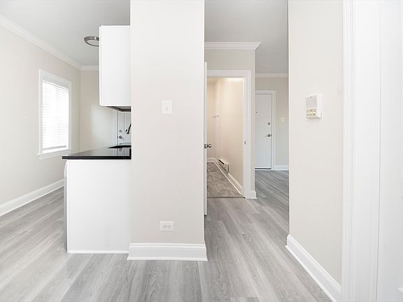 5th image of 843 W Cornelia Ave APT 3S