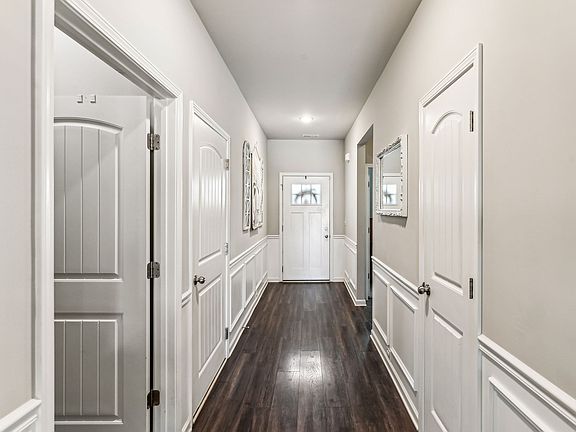 5th image of 303 Saint Charles Pl