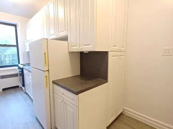 111-10 76th Road image 4 of 8