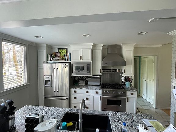 2nd image of 2126 Carol St